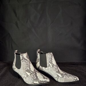 Blondo Waterproof Snake Print Chelsea Boots – Size 7.5 – New